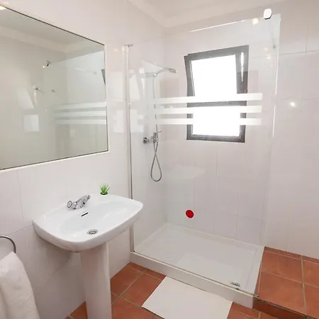 Sleeps 8 With Pool Air Con And Wifi